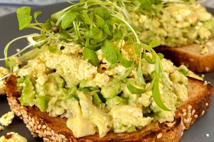 Toasts mit Avocado und Rührei