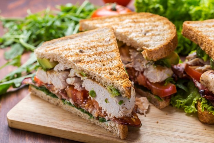 Toasts mit Hähnchen und Avocado