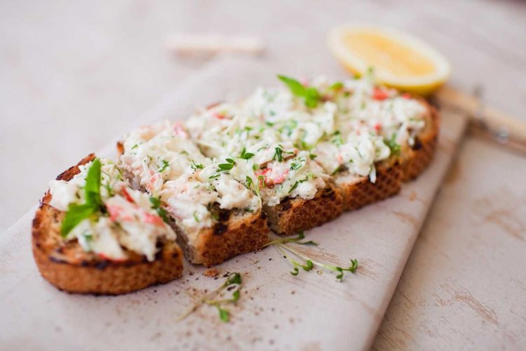 Toasts mit Avocado und Krabbenstäbchen