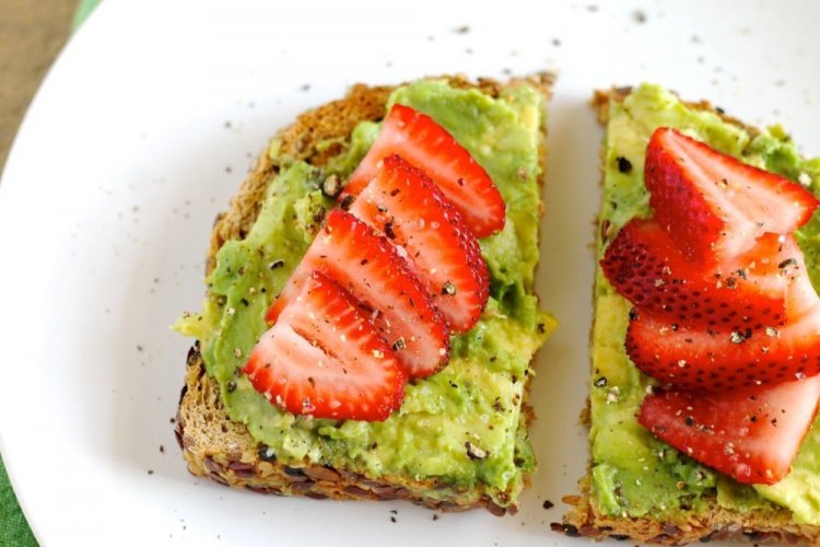 Toasts mit Avocado und Erdbeeren