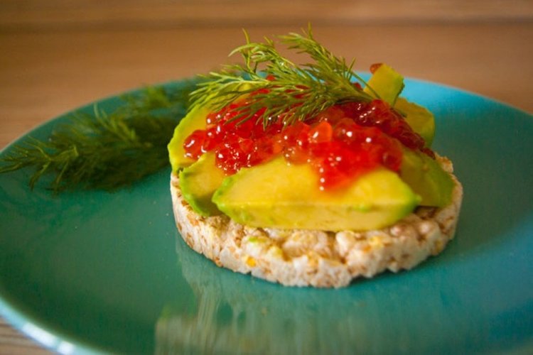 Toasts mit Avocado und rotem Kaviar