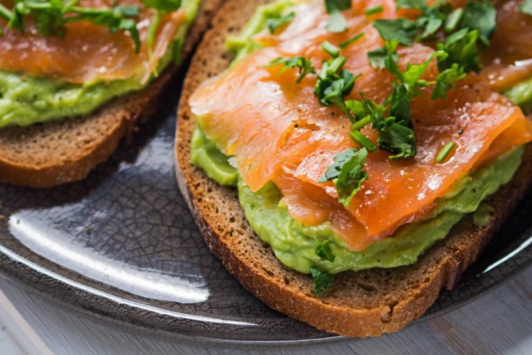 Toasts mit Lachs und Avocado