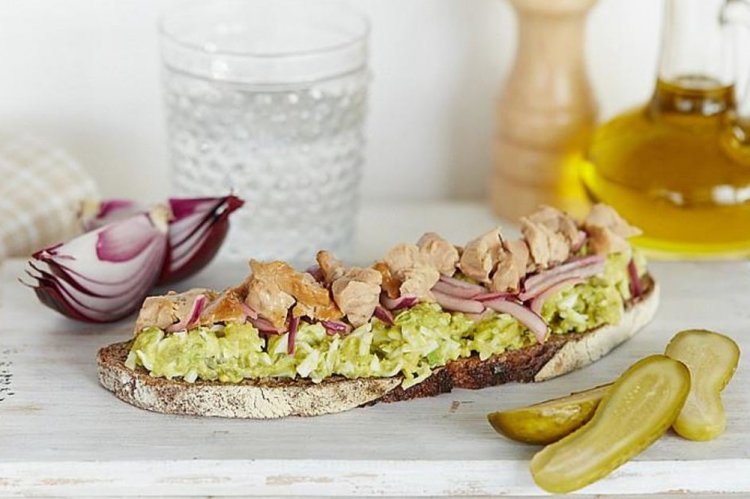 Toasts mit Dorschleber und Avocado