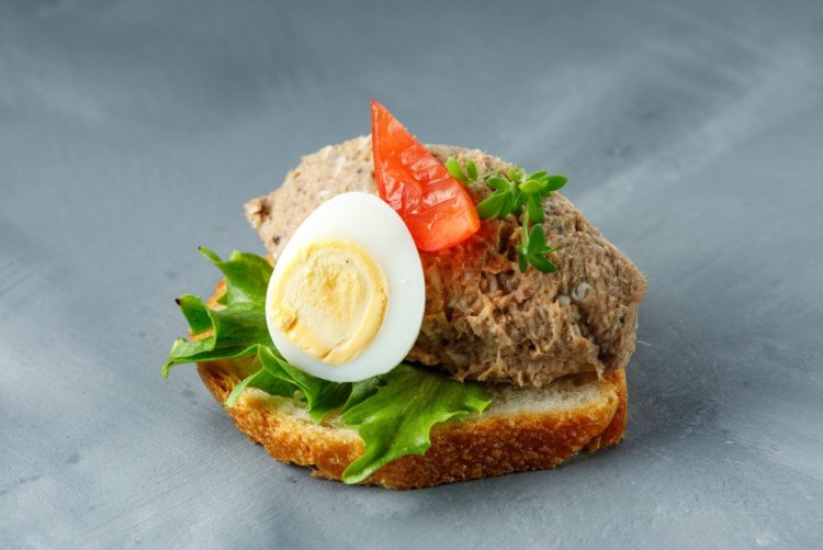 Toasts mit Thunfisch und Avocado