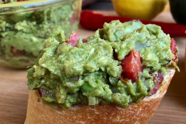 Toasts mit Avocado und Tomaten