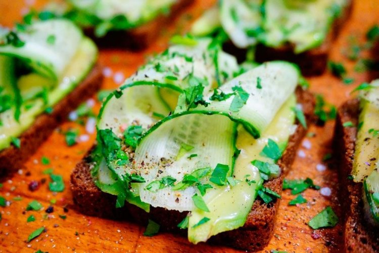 Toasts mit Avocado und Gurken