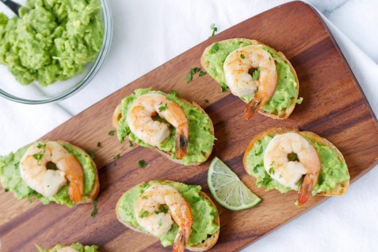 Toasts mit Garnelen und Avocado