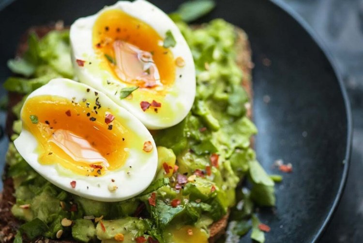 Toasts mit Avocado und Wachteleiern
