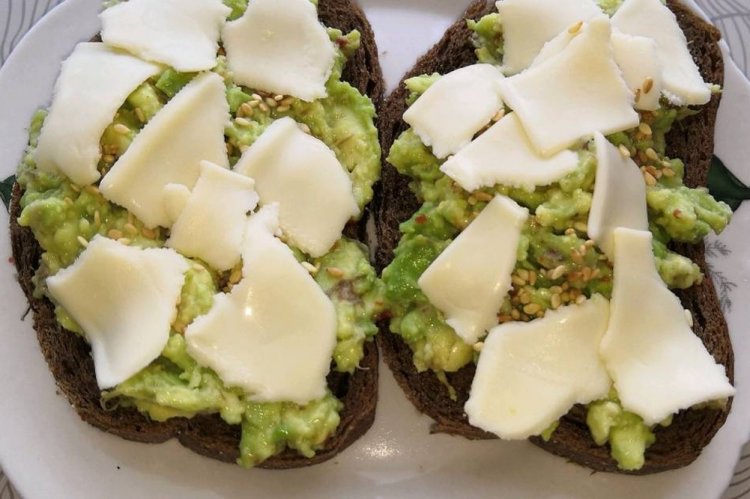 Toasts mit Frischkäse und Avocado
