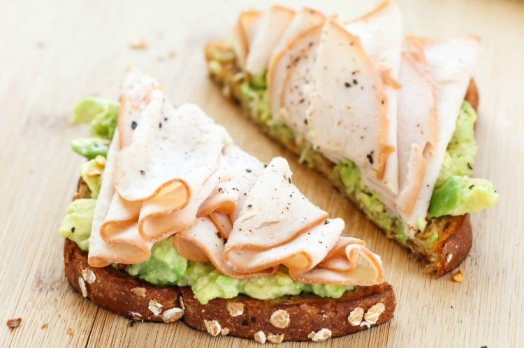 Toasts mit Avocado und Schinken