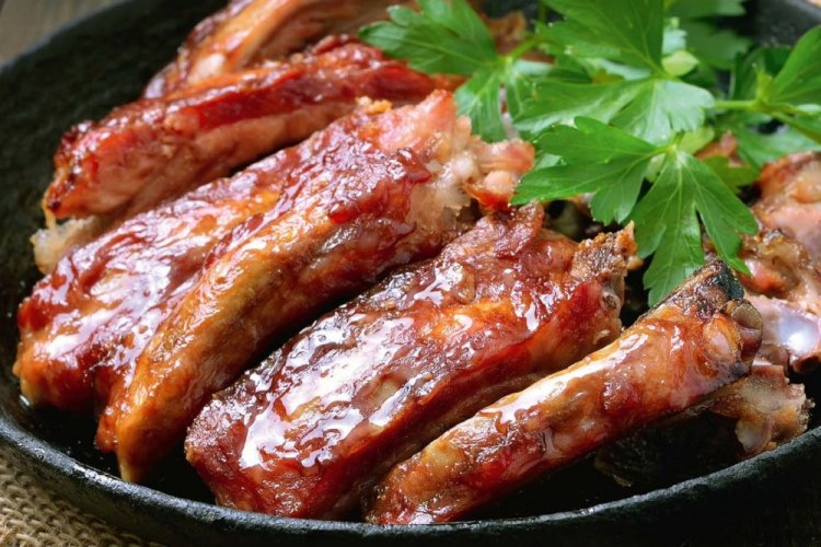 Costillas de cerdo en salsa de soja en sartén