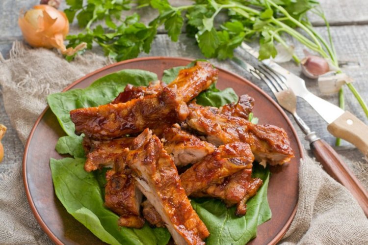 Costillas de cerdo estofadas en salsa de soja con vino