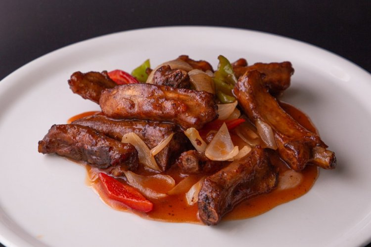 Costillas de cerdo con verduras en salsa de soja