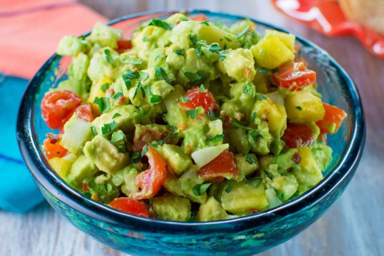 Salsa con aguacate y queso feta