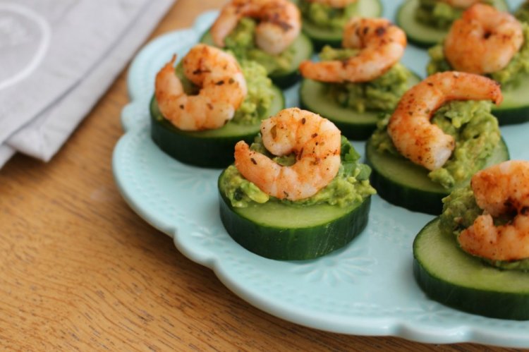 Aperitivo con aguacate, uvas y pescado rojo