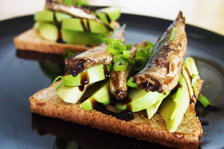 Sándwiches con aguacate y espadines