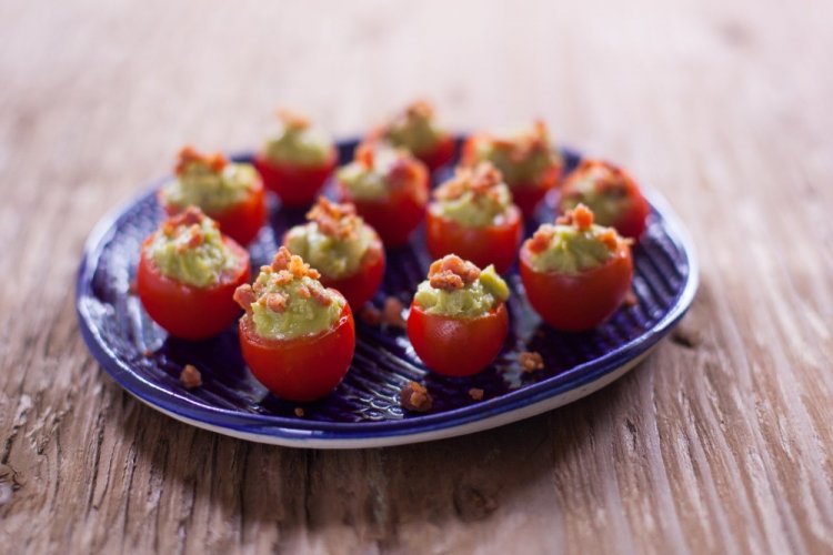 Tomates cherry rellenos con aguacate