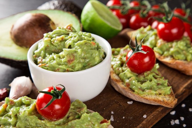 Untable de aguacate y requesón