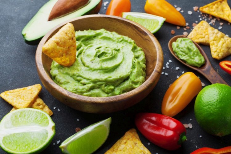 Aperitivo de aguacate y huevos