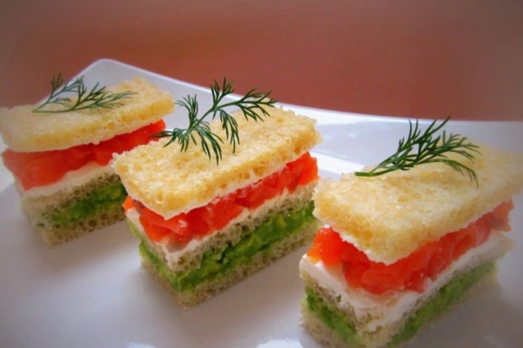 Canapés con aguacate, salmón y queso crema