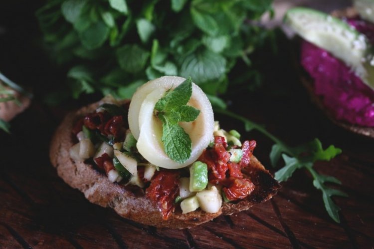 Bruschettas con aguacate y pera
