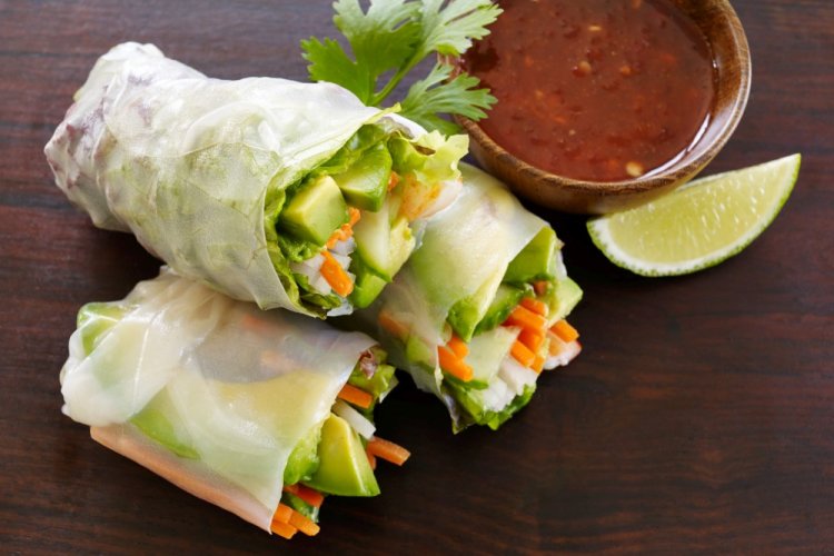 Rollitos de primavera con aguacate