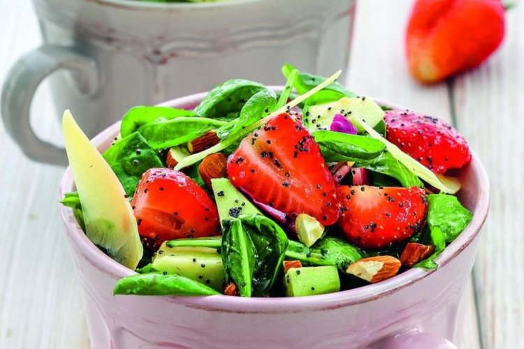 Ensalada cóctel de aguacate con fresas