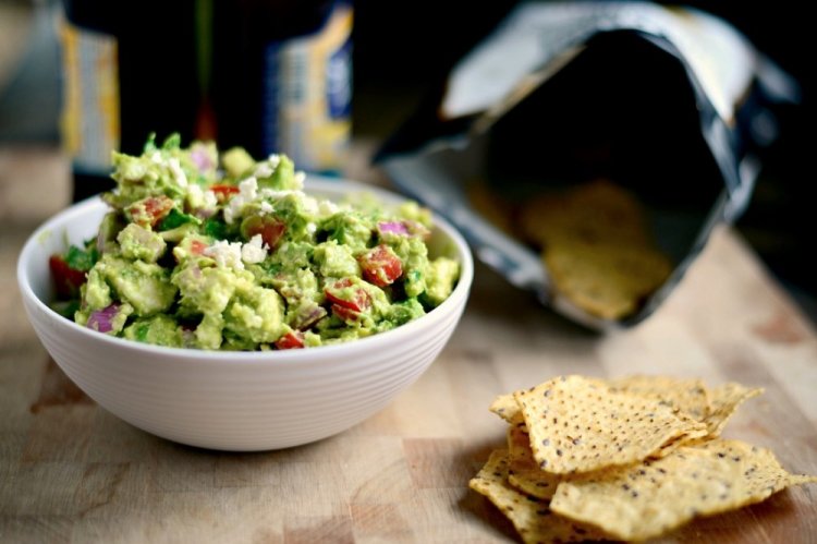 Guacamole de aguacate con tomates