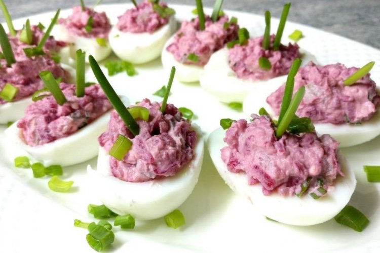 Aperitivo de aguacate, arenque y remolacha