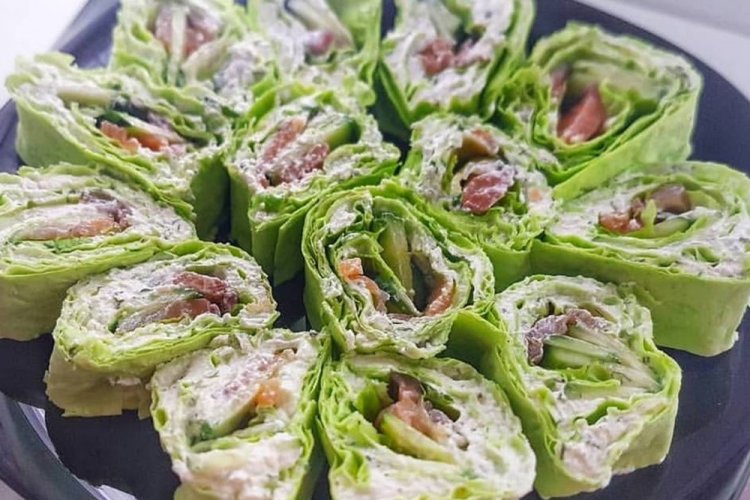 Rollo de pan de pita con aguacate y pescado rojo