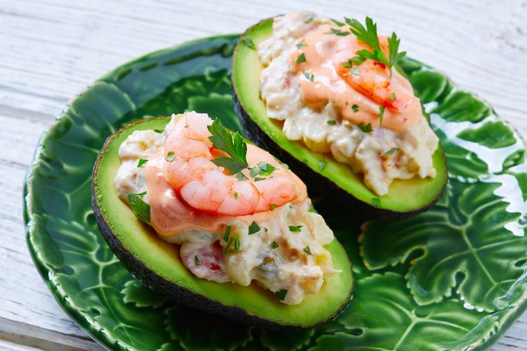 Aperitivo de aguacate, palitos de cangrejo y camarones
