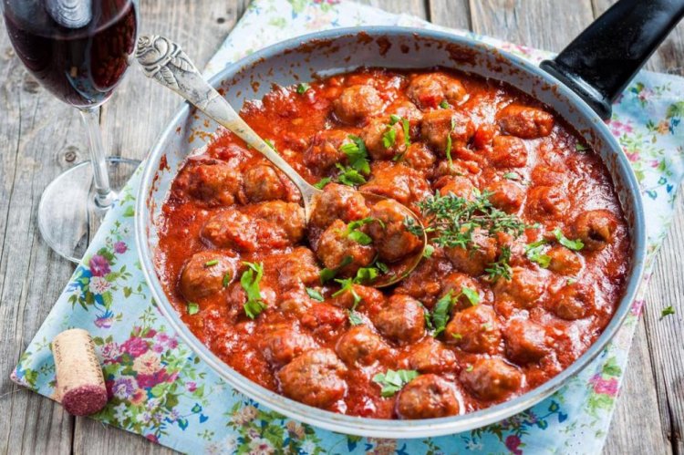 Frikadellen in Tomatensauce in der Pfanne