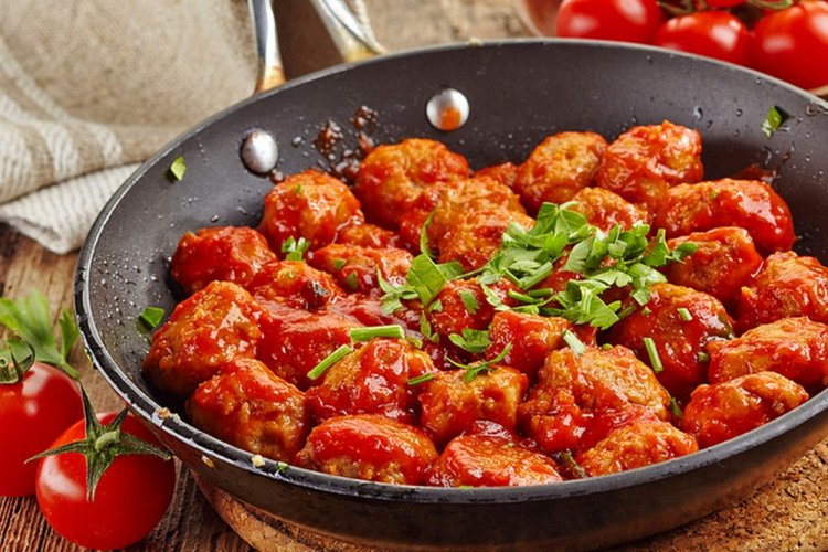 Frikadellen in Tomatensaftsauce