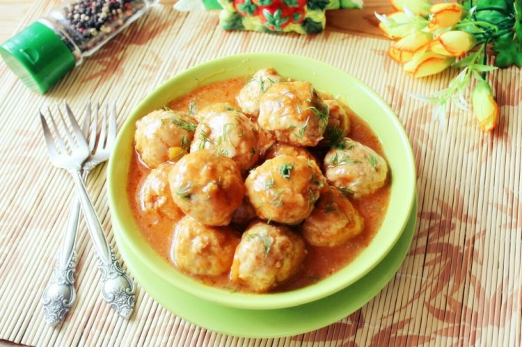 Frikadellen mit Pilzen in Tomatensauce