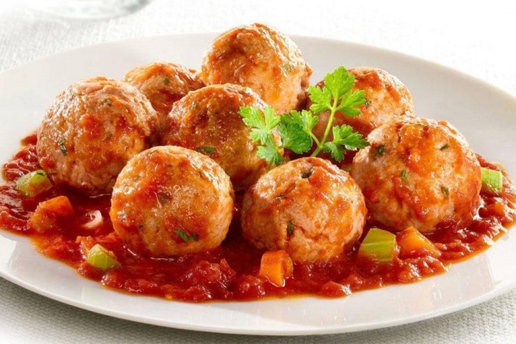 Frikadellen mit Gemüse in Tomatensauce