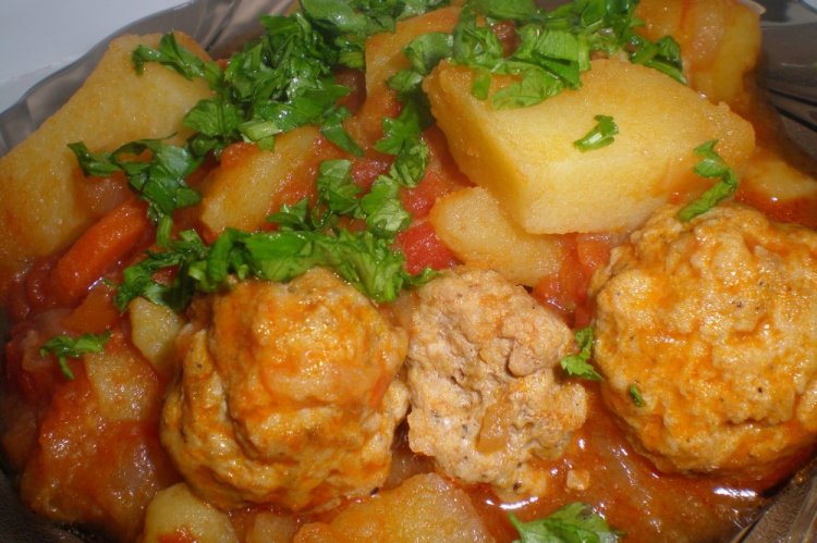 Frikadellen mit Kartoffeln in Tomatensauce