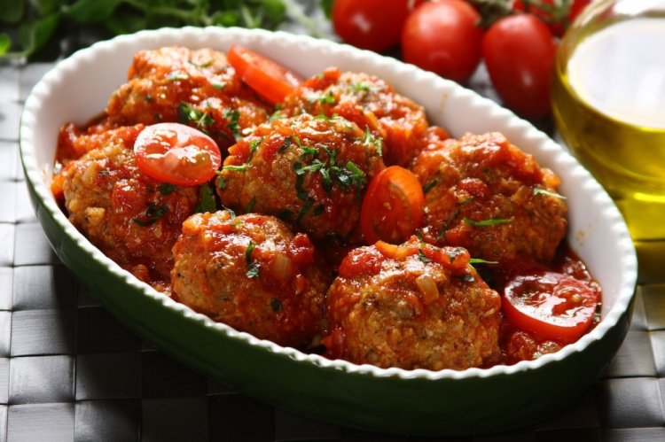 Frikadellen in Tomatensauce aus dem Ofen