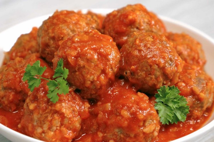 Frikadellen mit Reis in Tomatensauce