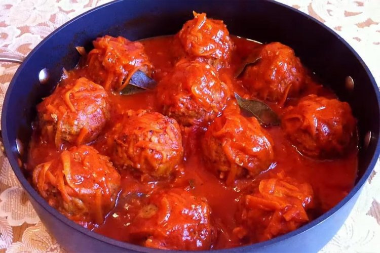 Frikadellen mit Zwiebeln und Karotten in Tomatensauce