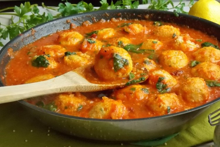 Fischfrikadellen in Tomatensauce