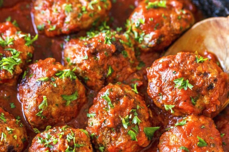 Frikadellen mit Buchweizen in Tomatensauce