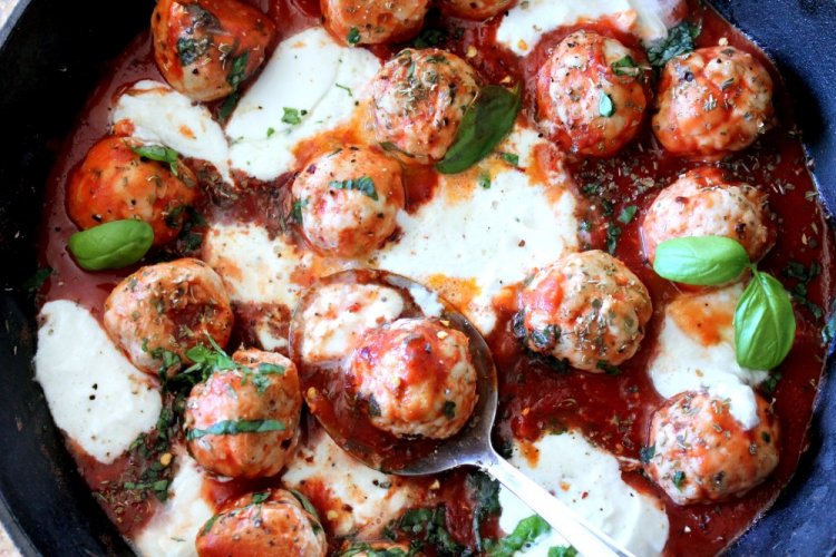 Frikadellen mit Feta in Tomatensauce