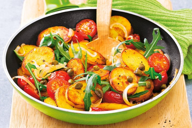 Patatas rústicas con tomates
