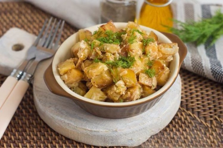 Patatas rústicas con crema agria en sartén