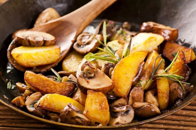 Patatas rústicas con champiñones en sartén