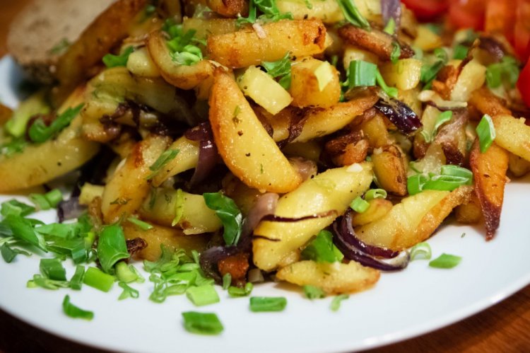 Patatas rústicas con cebolla