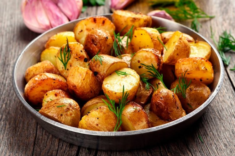 Patatas nuevas rústicas en sartén
