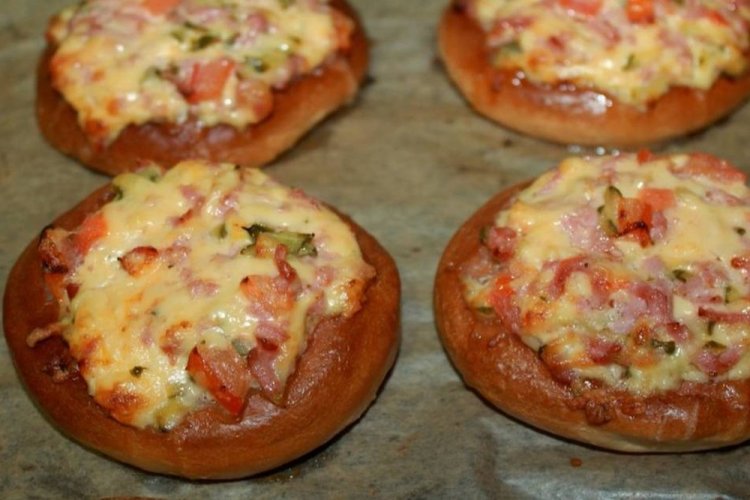 Mini Pizza from Yeast Dough in the Oven