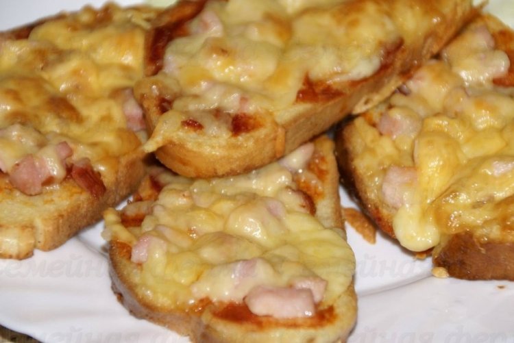 Mini Pizza in the Microwave