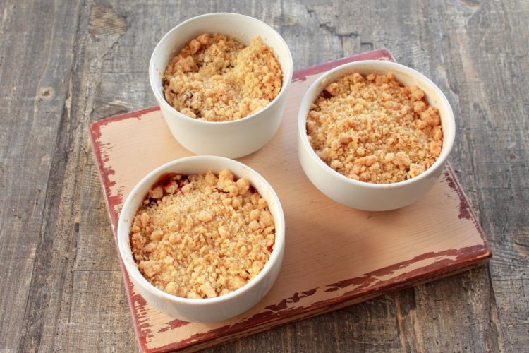 Apfel Crumble mit Cranberries und Nüssen